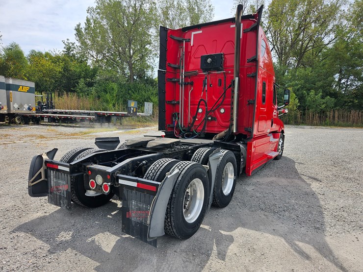 2019-freightliner-cascadia-126-image-17