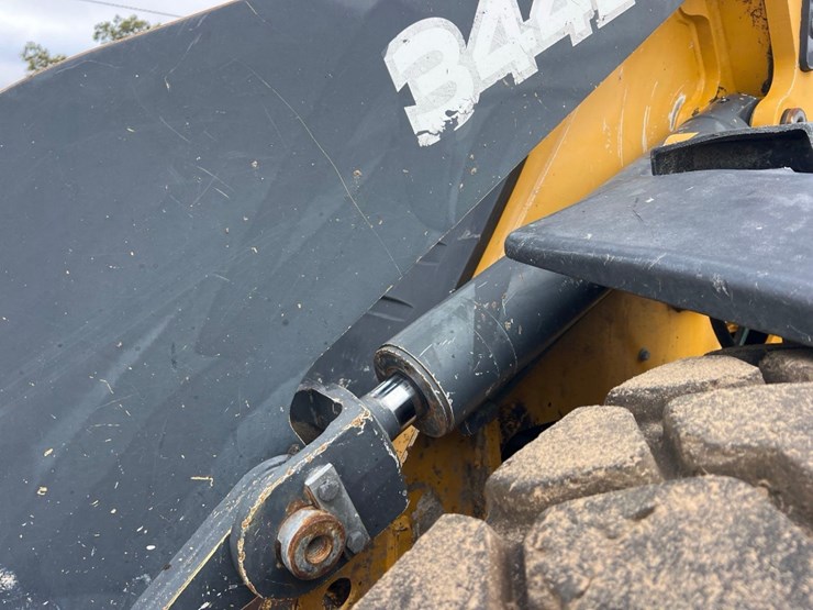 2018-deere-344l-image-12