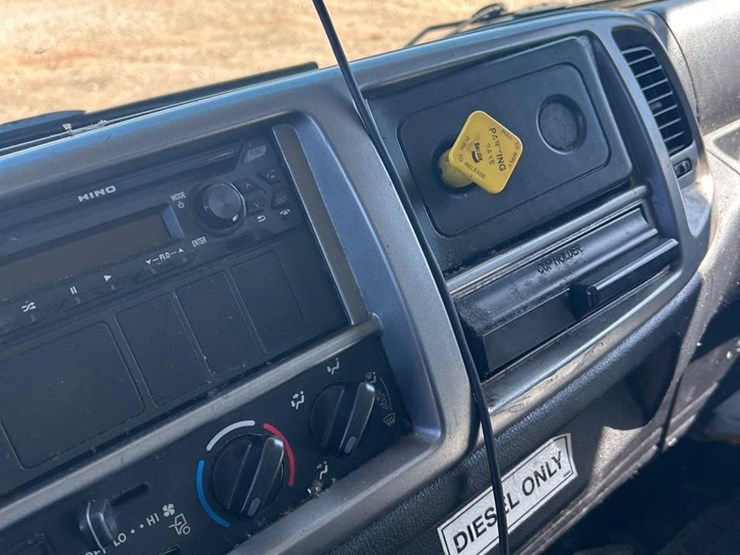 2019-hino-268-image-38