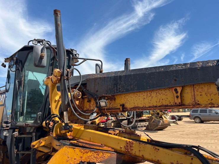 caterpillar-120-image-28