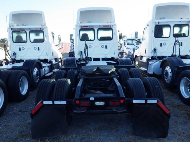 2022-freightliner-cascadia-126-image-7