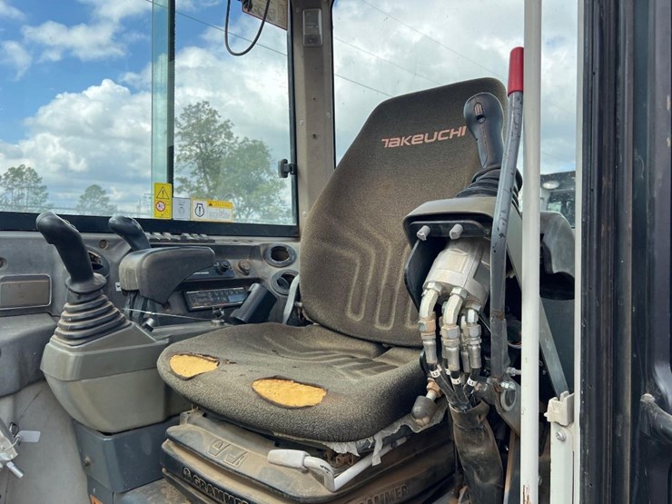2020-takeuchi-tb240-image-29
