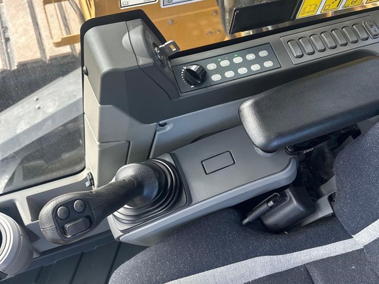 2018-caterpillar-325flcr-image-34