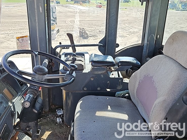 2003-deere-824j-image-27