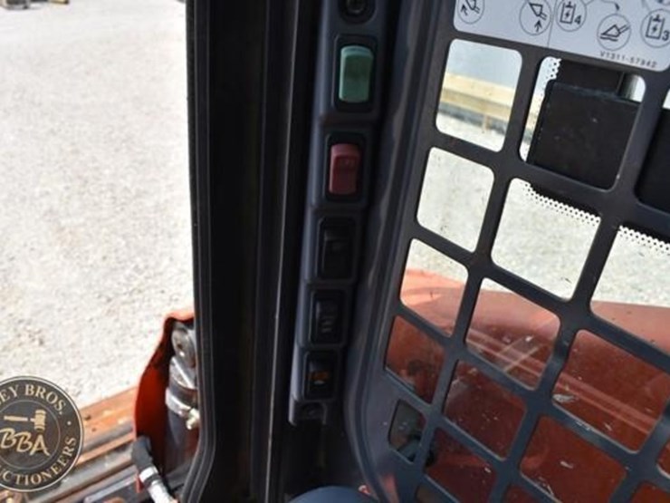 2017-kubota-ssv65-image-39