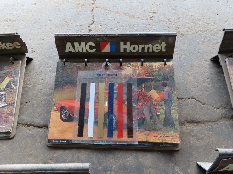 amc-jeep-dealership-display-books-1976-image-7
