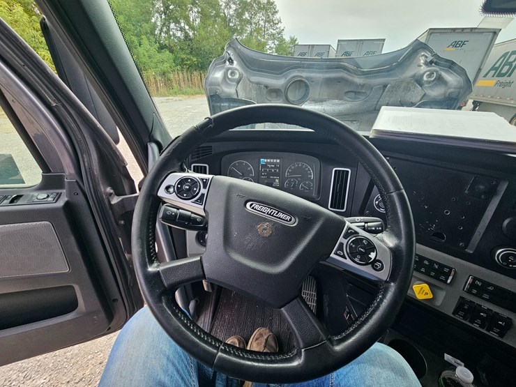 2019-freightliner-cascadia-126-image-67