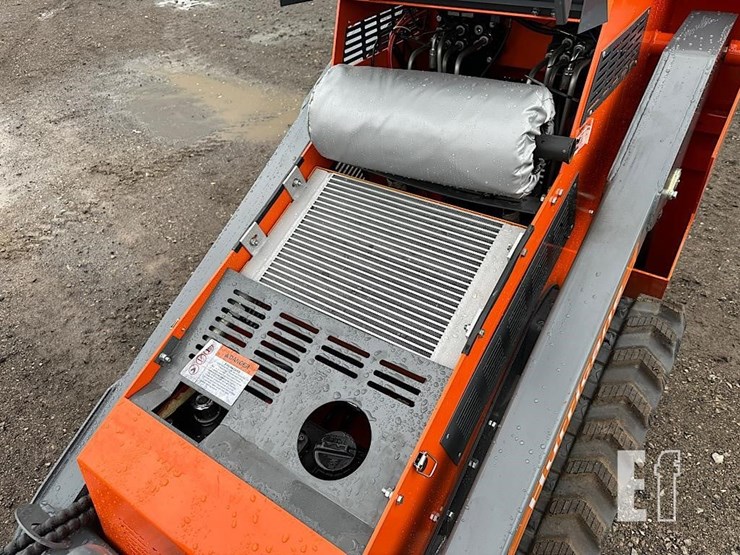 hurricane-mini-skid-steer-9-image-12