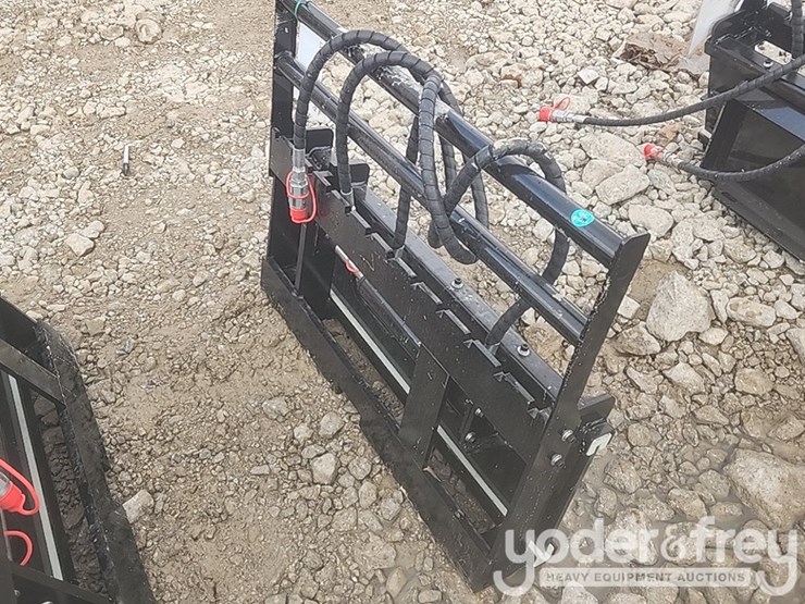 unused-2025-side-shift-forks-to-suit-mini-skidsteer-image-3