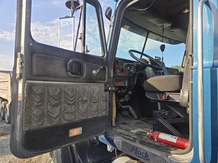 1997-mack-cl700-image-40