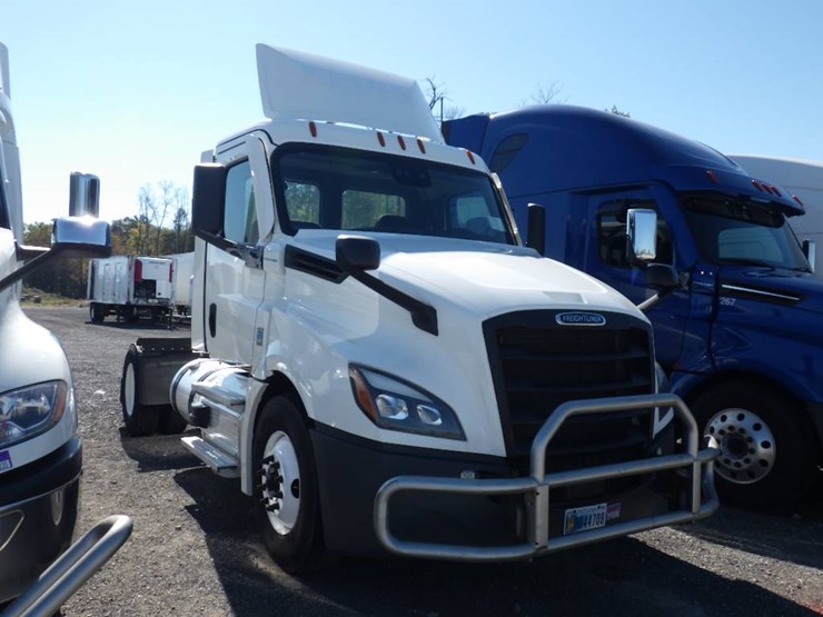2021-freightliner-cascadia-126-image-2