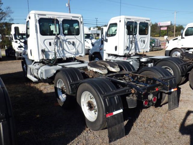 2019-freightliner-cascadia-113-image-9