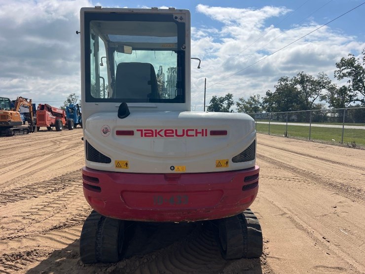 2021-takeuchi-tb240-image-3