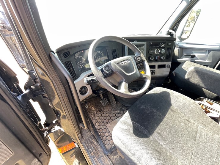 #1666-•-2019-freightliner-cascadia-semi-tractor-(title-in-delay)-image-27