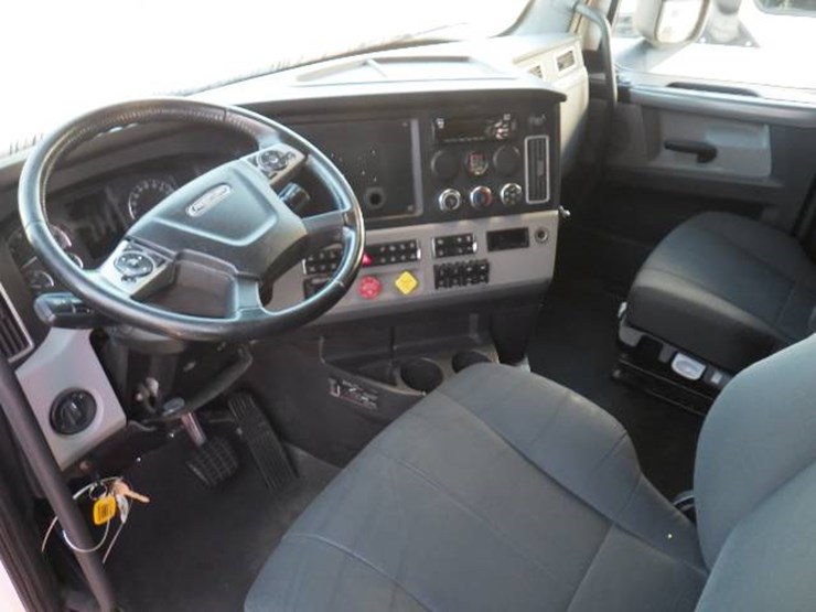 2019-freightliner-cascadia-126-image-9