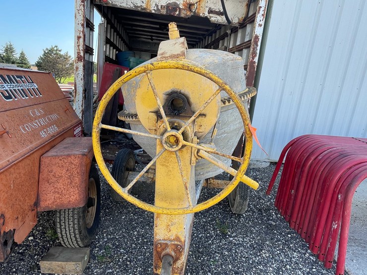 #1969-•-gilson-portable-concrete-mixer-image-2