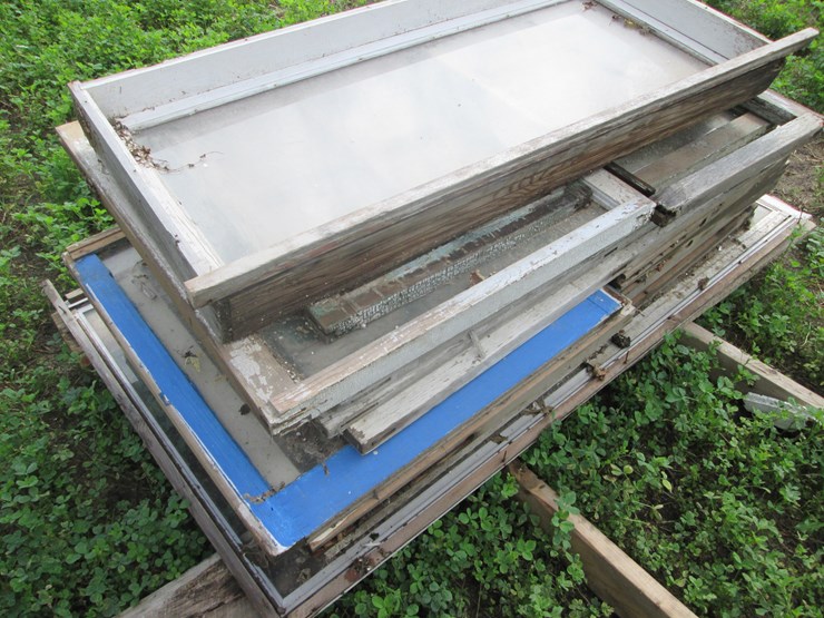 #5061-•-(2)-pallets-of-windows-image-3
