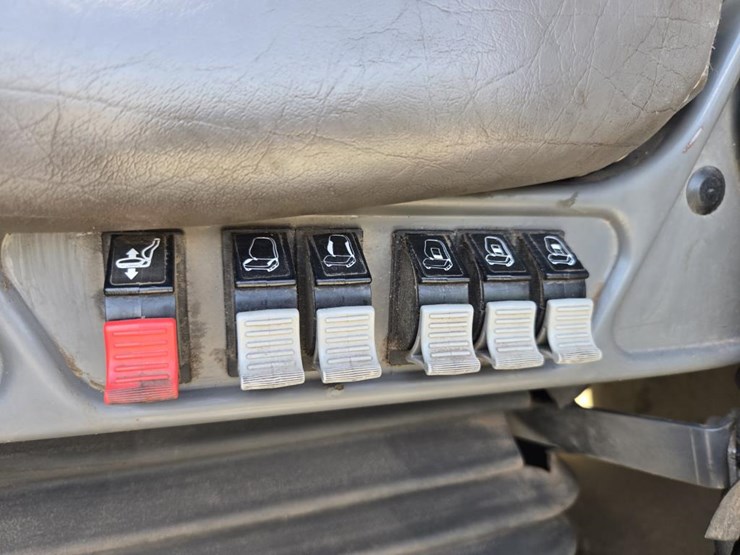 2005-mack-cl733-image-69