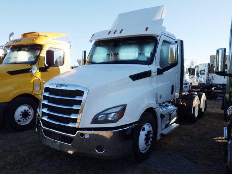 2020-freightliner-cascadia-126-image-1