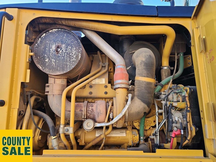 2015-caterpillar-14m-image-26