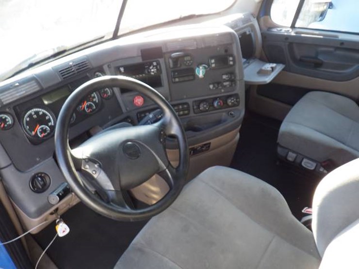 2020-freightliner-cascadia-125-image-8
