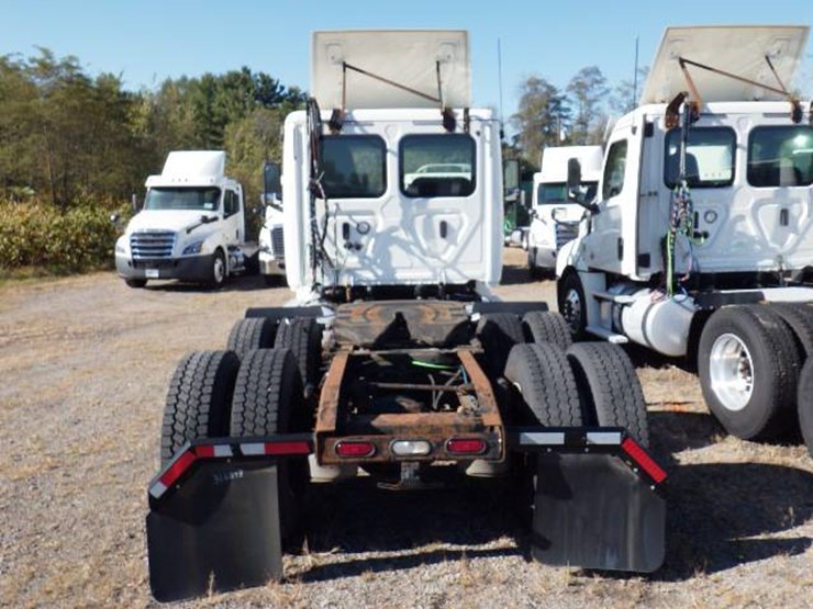 2018-freightliner-cascadia-126-image-6