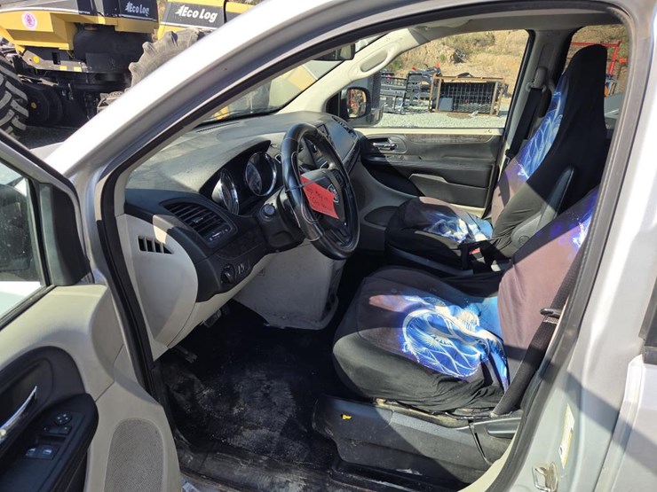 2011-dodge-grand-caravan-image-40