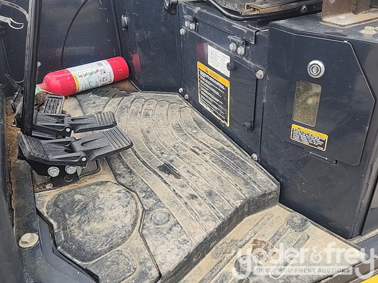 2021-deere-26g-image-26