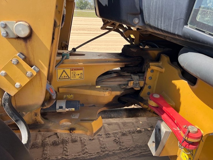 2017-caterpillar-908m-image-16