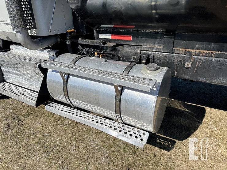 2011-kenworth-t800-image-22