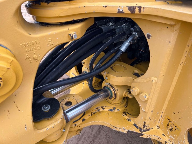 2017-deere-410l-image-31
