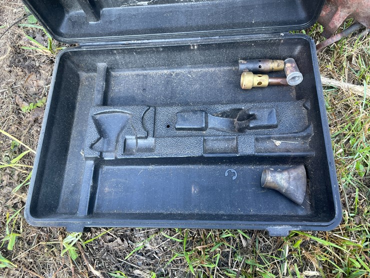 #5082-•-intake-manifold-for-farmall-660-image-7