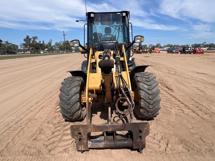 2017-caterpillar-908m-image-7