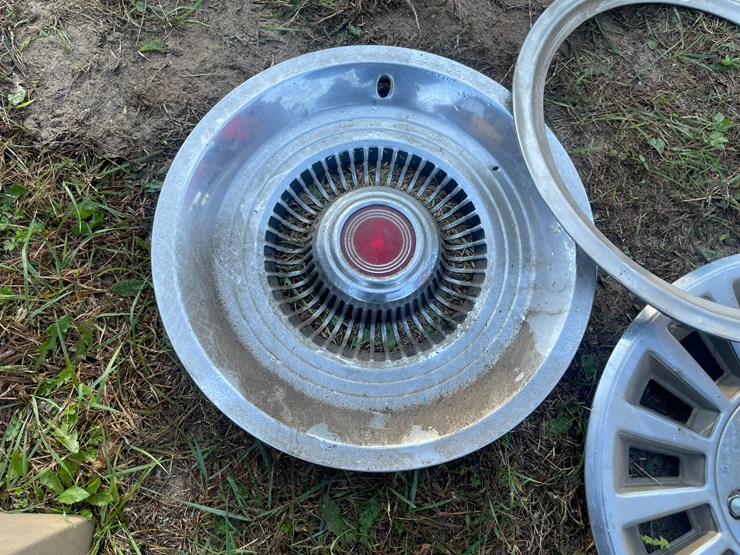 #5092-•-vintage-hub-caps-image-3