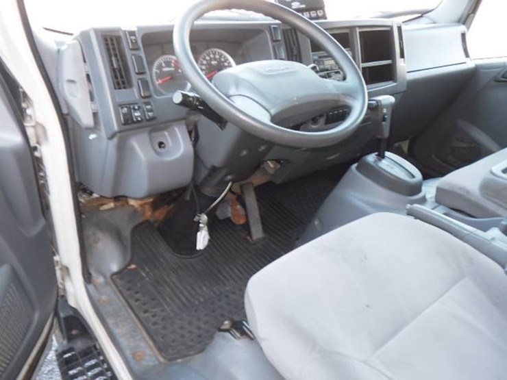 2017-isuzu-nqr-image-12