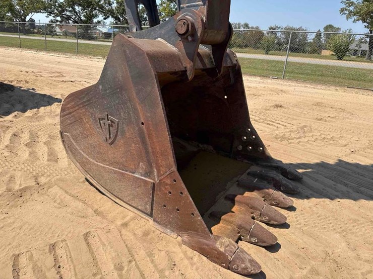 2017-deere-350g-lc-image-22