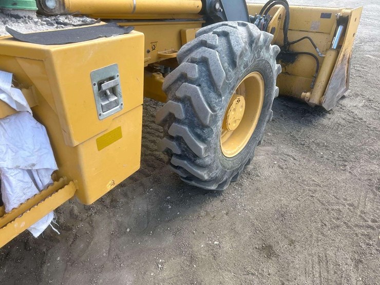2015-deere-410l-image-10