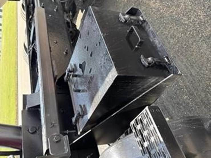 mack-granite-cv713-image-66