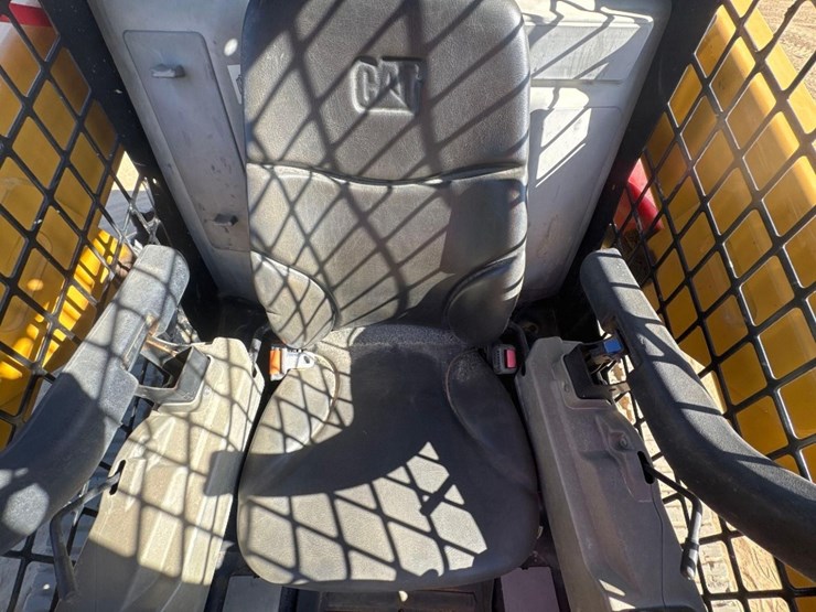 2020-caterpillar-259d3-image-24