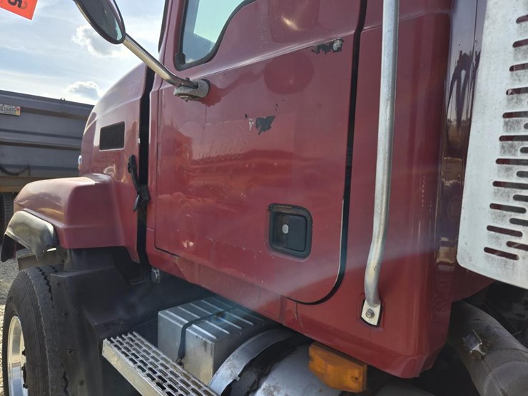 2005-mack-cl733-image-18