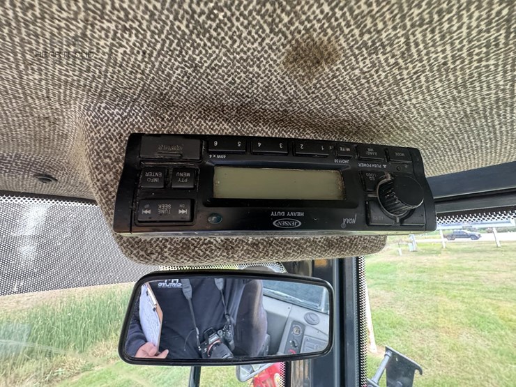 2010-deere-244j-image-35