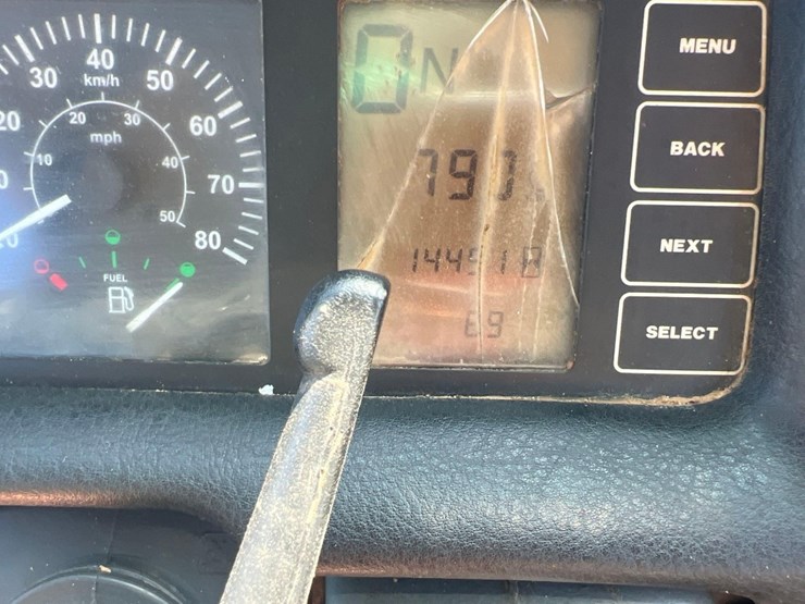 2006-deere-250d-image-34