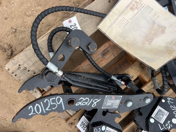 unused-iranch-hyd-excavator-thumb-clamp-image-1