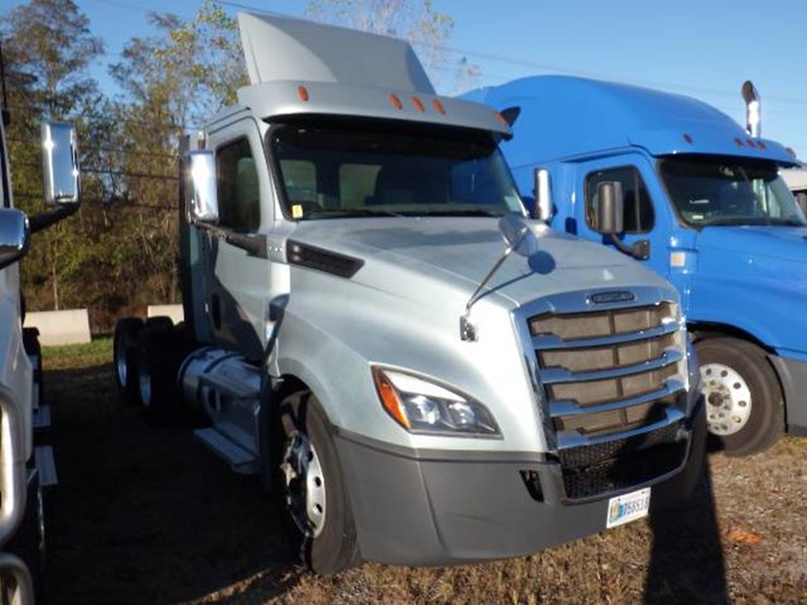 2020-freightliner-cascadia-126-image-2