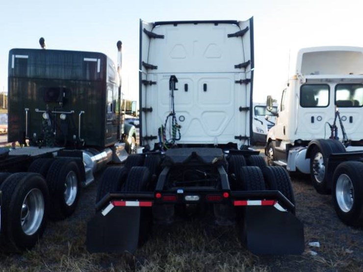 2022-freightliner-cascadia-126-image-6