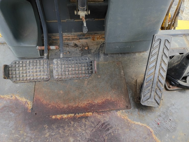 new-holland-lb75-image-37