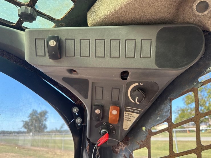 2012-john-deere-329d-image-29