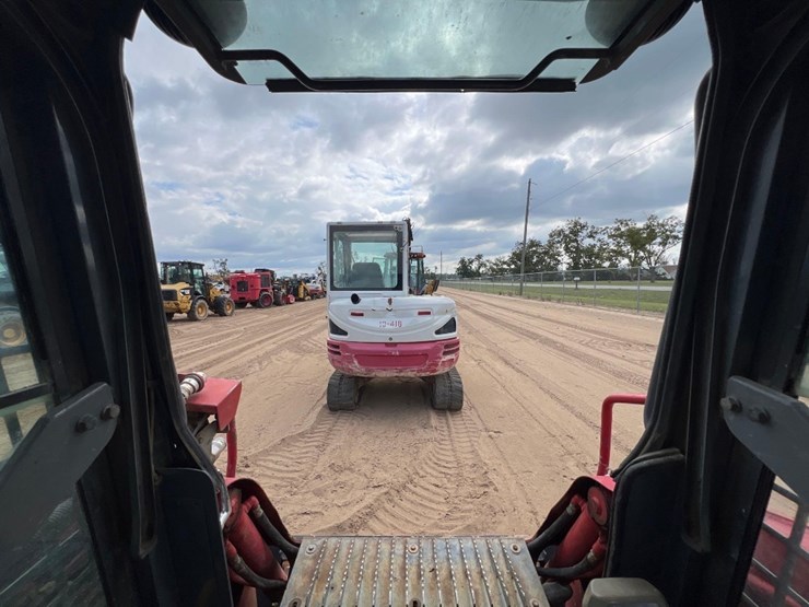 2019-takeuchi-tl8-image-34