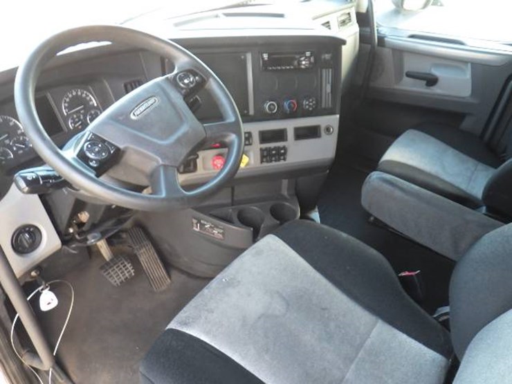 2019-freightliner-cascadia-126-image-10