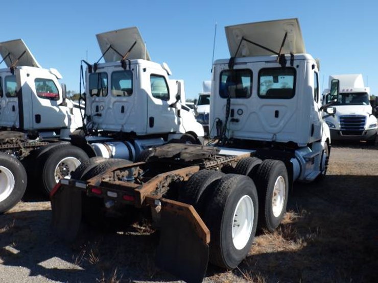 2018-freightliner-cascadia-126-image-5